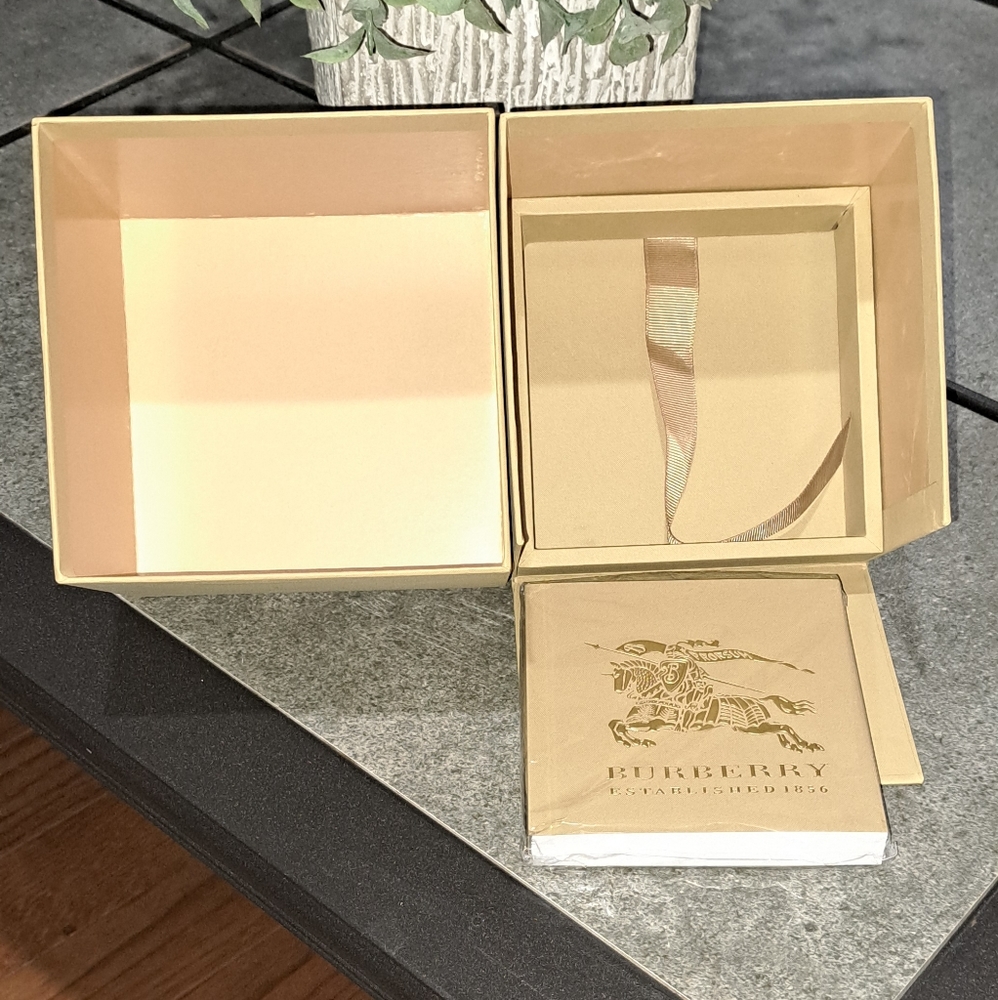 Burberry Watch Box Case - Picture 2 of 9